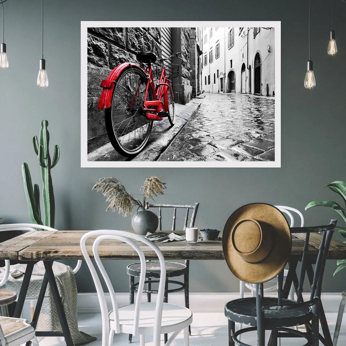 Affiche - Poster - Vélo rouge dans une rue en noir et blanc - 100x70cm - La vraie beauté ne vieillit pas - Décoration murale moderne pour le salon et la chambre ARTTOR
