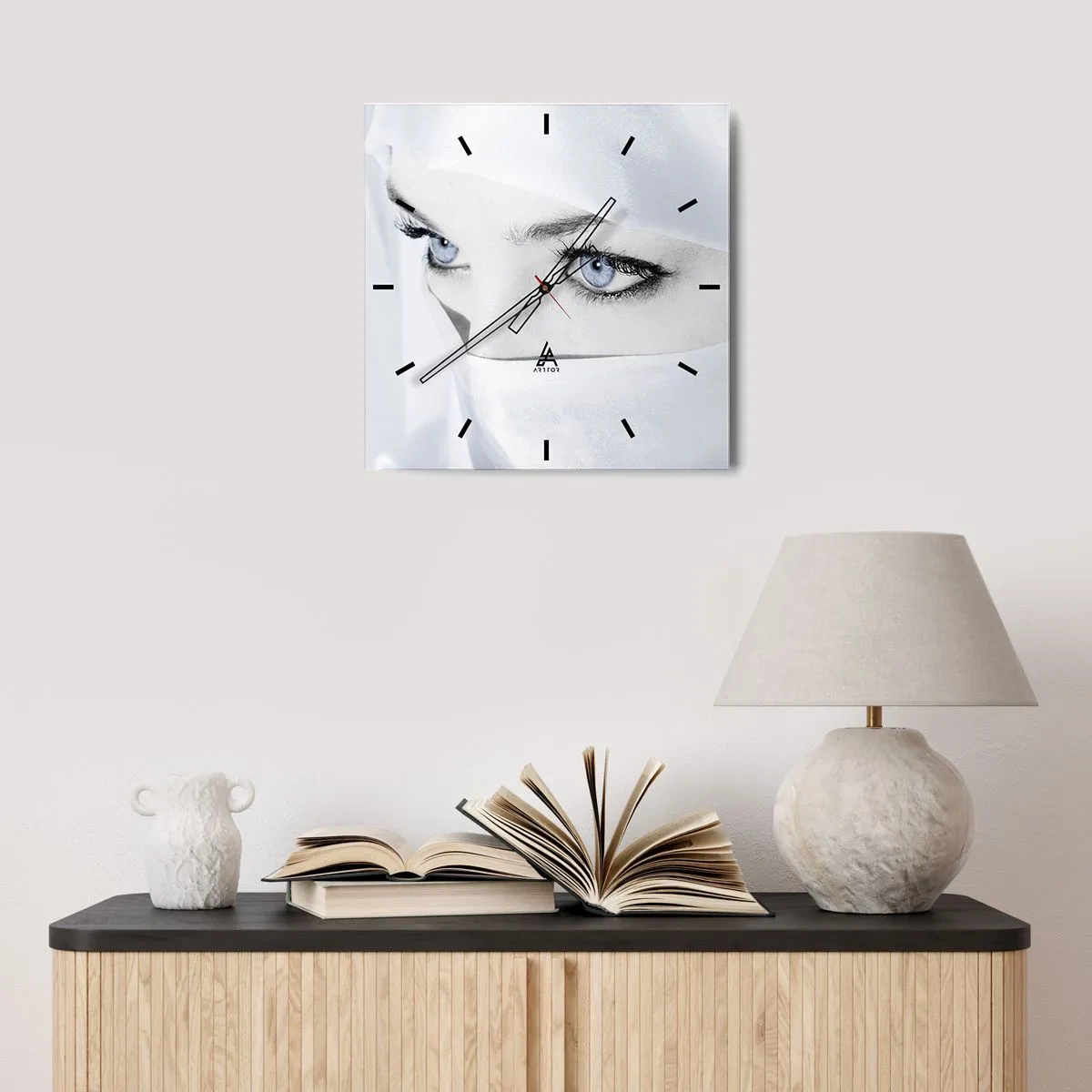 Horloge murale - Pendule murale - Portrait d'une femme aux yeux bleus cachés derrière un voile blanc - 30x30cm - Directement des mille et une nuits - Décoration murale moderne pour le salon et la chambre ARTTOR