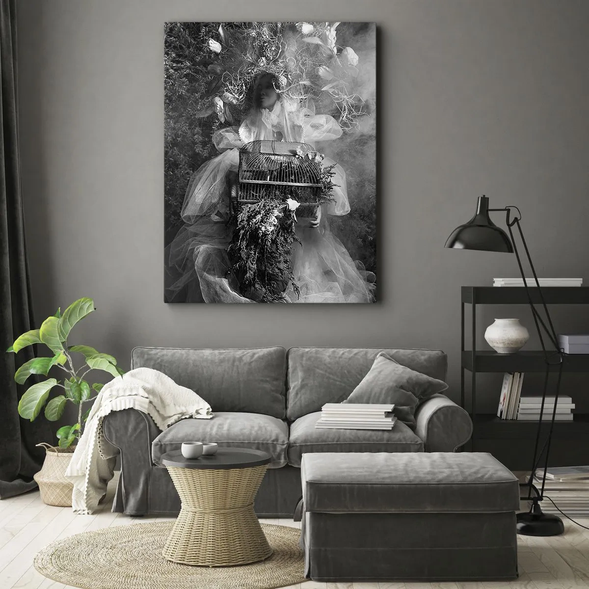 Impression sur toile - Image sur toile - Une composition en noir et blanc avec une figure en robe et une cage dans le brouillard. - 50x70cm - Tout simplement Mère Nature - Décoration murale moderne pour le salon et la chambre ARTTOR