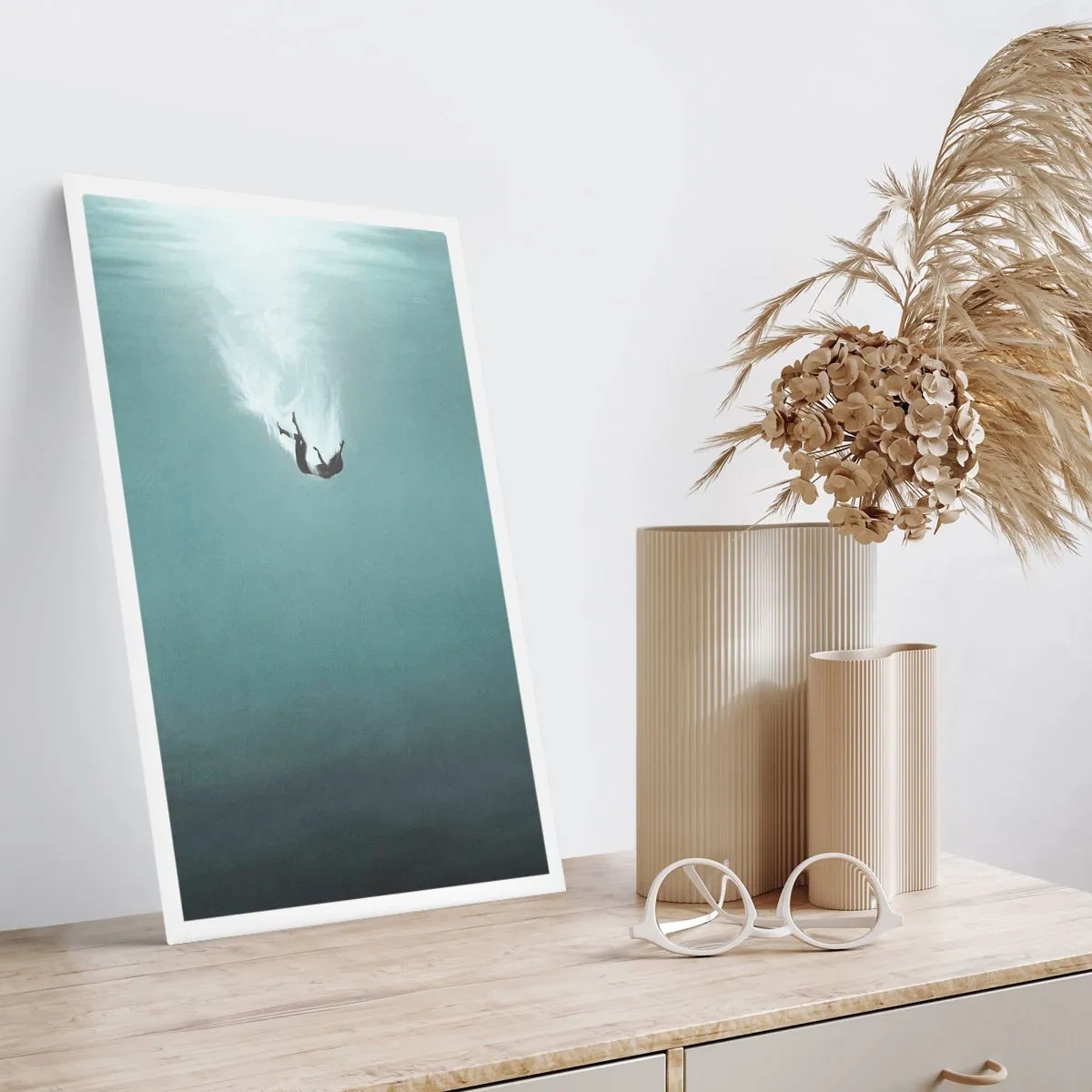 Affiche - Poster - Silhouette d'un homme tombant dans les profondeurs de l'eau - 50x70cm - Dans les bras de l'océan - Décoration murale moderne pour le salon et la chambre ARTTOR