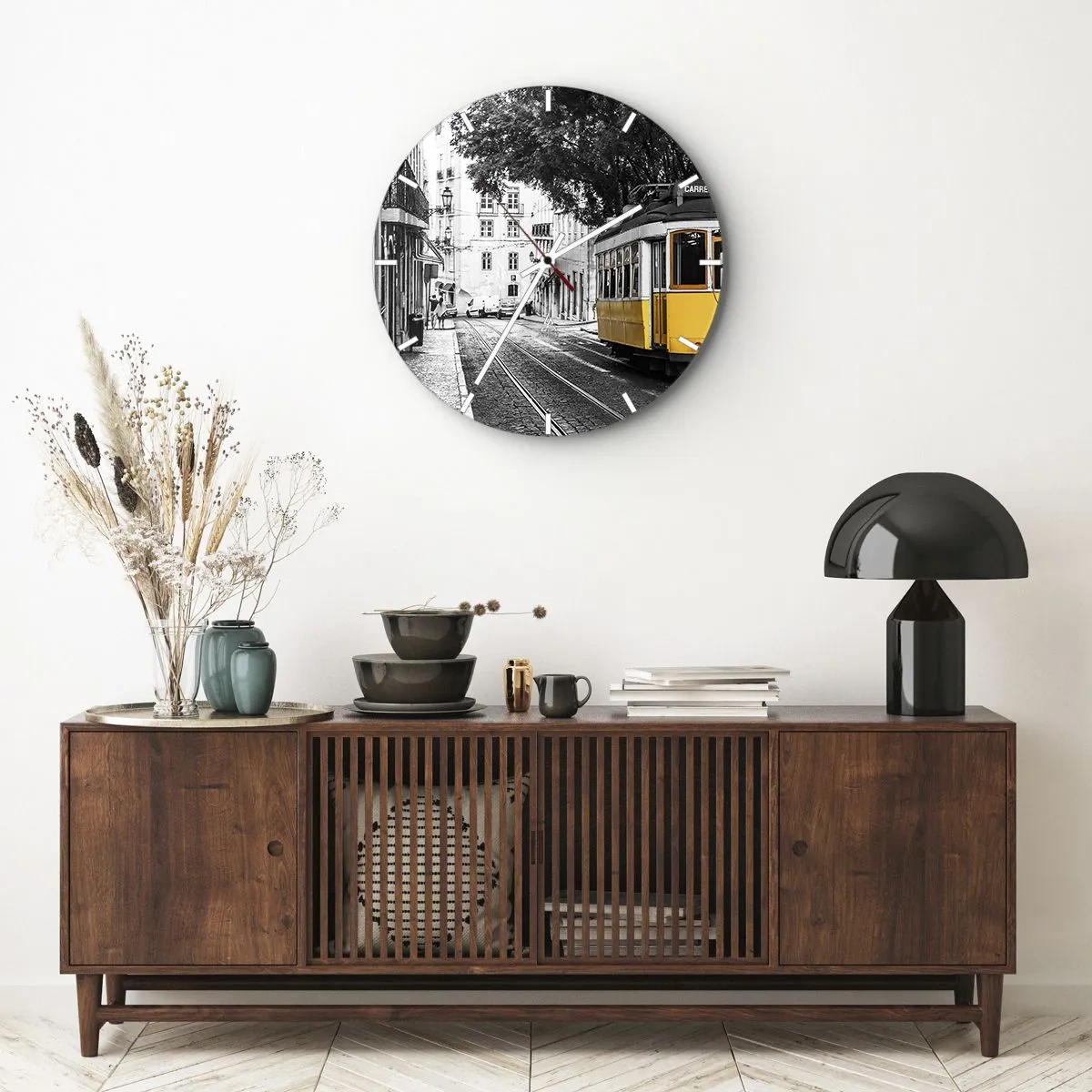 Horloge murale - Pendule murale - Un tramway jaune dans une rue noire et blanche d'un quartier historique - 30x30cm - Et du fado en arrière-plan - Décoration murale moderne pour le salon, la cuisine et la chambre ARTTOR