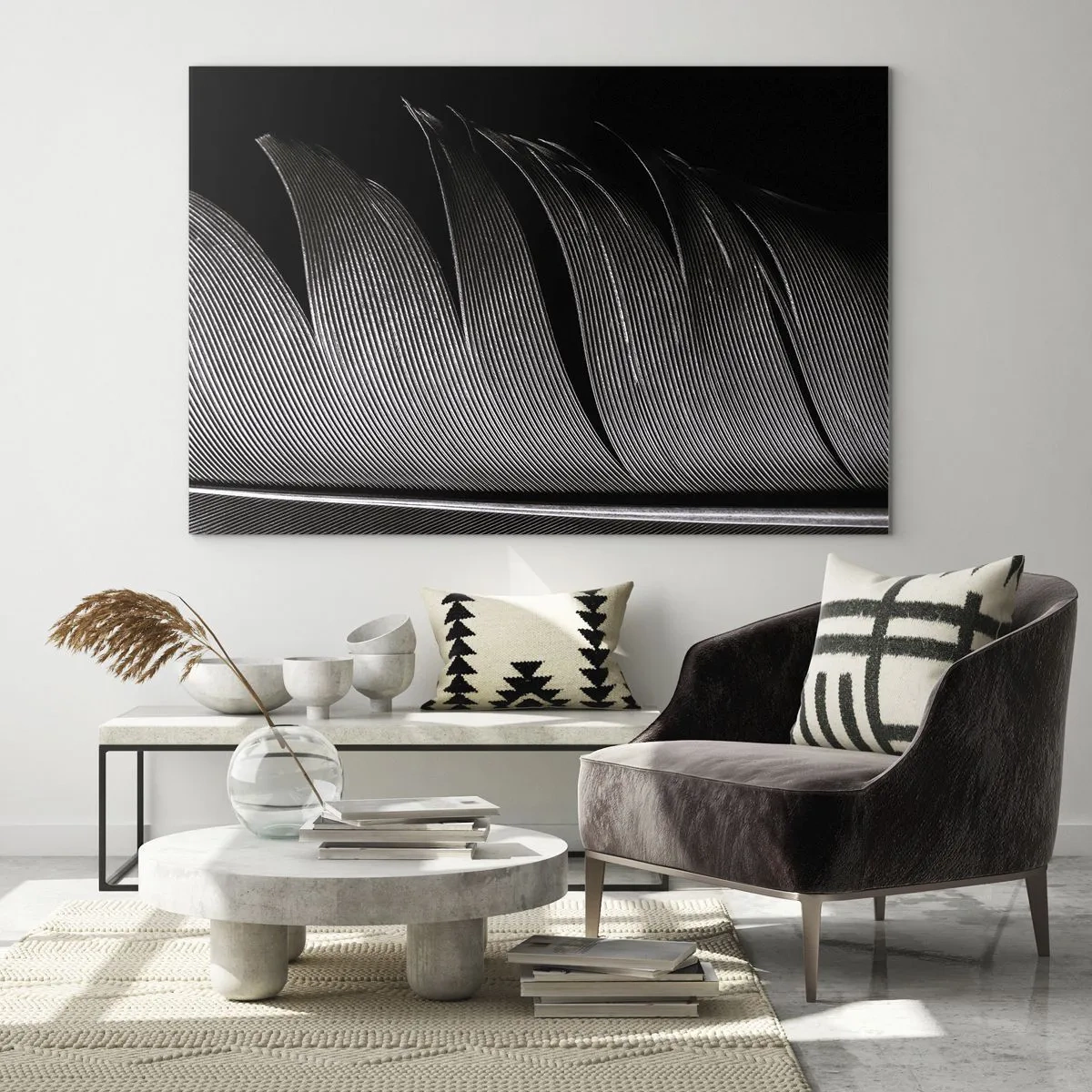 Impression sur verre - Image sur verre - Gros plan noir et blanc d'une plume présentée sous une lumière contrastée. - 100x70cm - La plume – un design magnifique - Décoration murale moderne pour le salon et la chambre ARTTOR