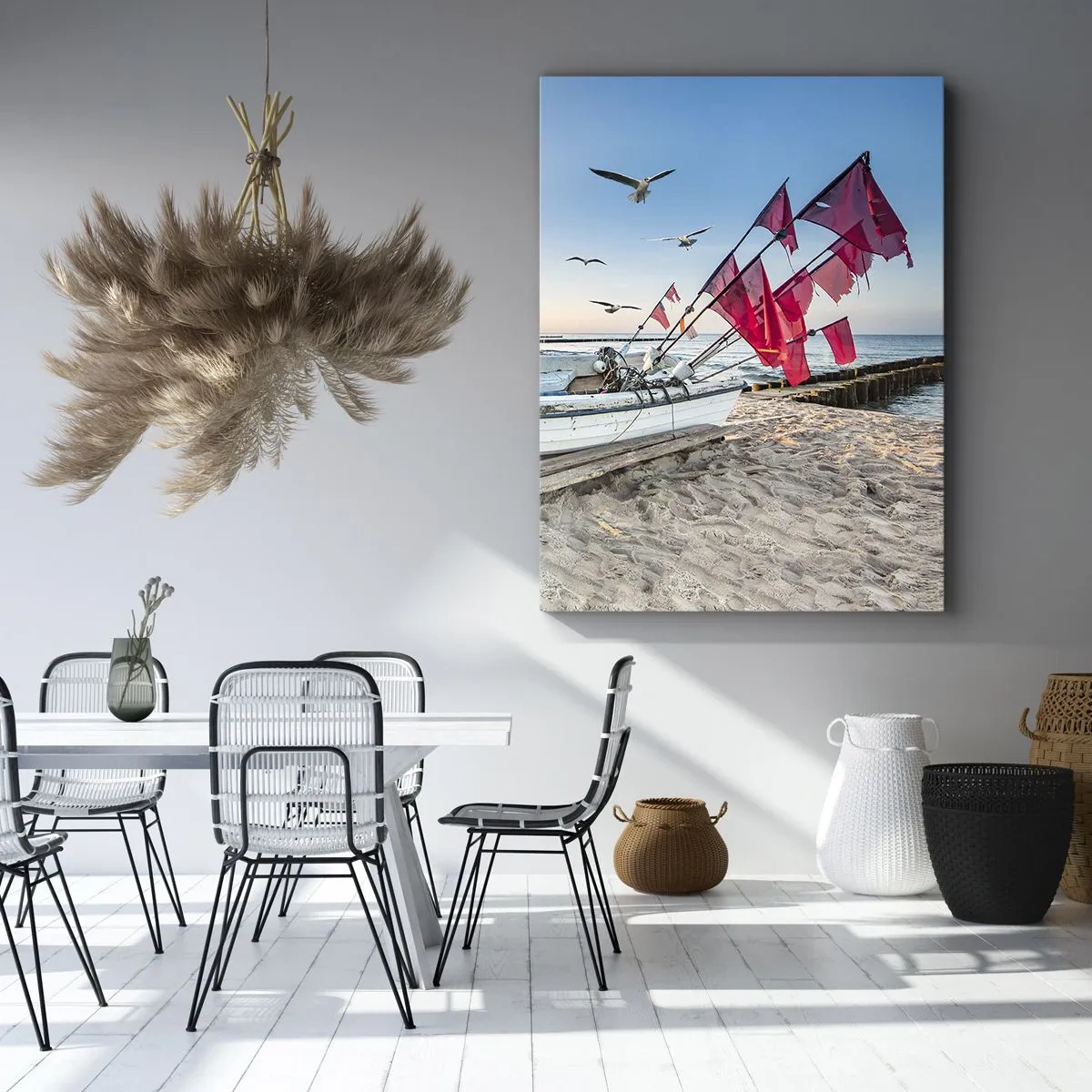 Impression sur toile - Image sur toile - Un bateau sur la plage à l'aube avec des mouettes et des drapeaux rouges - 50x70cm - Repos mérité - Décoration murale moderne pour le salon et la chambre ARTTOR