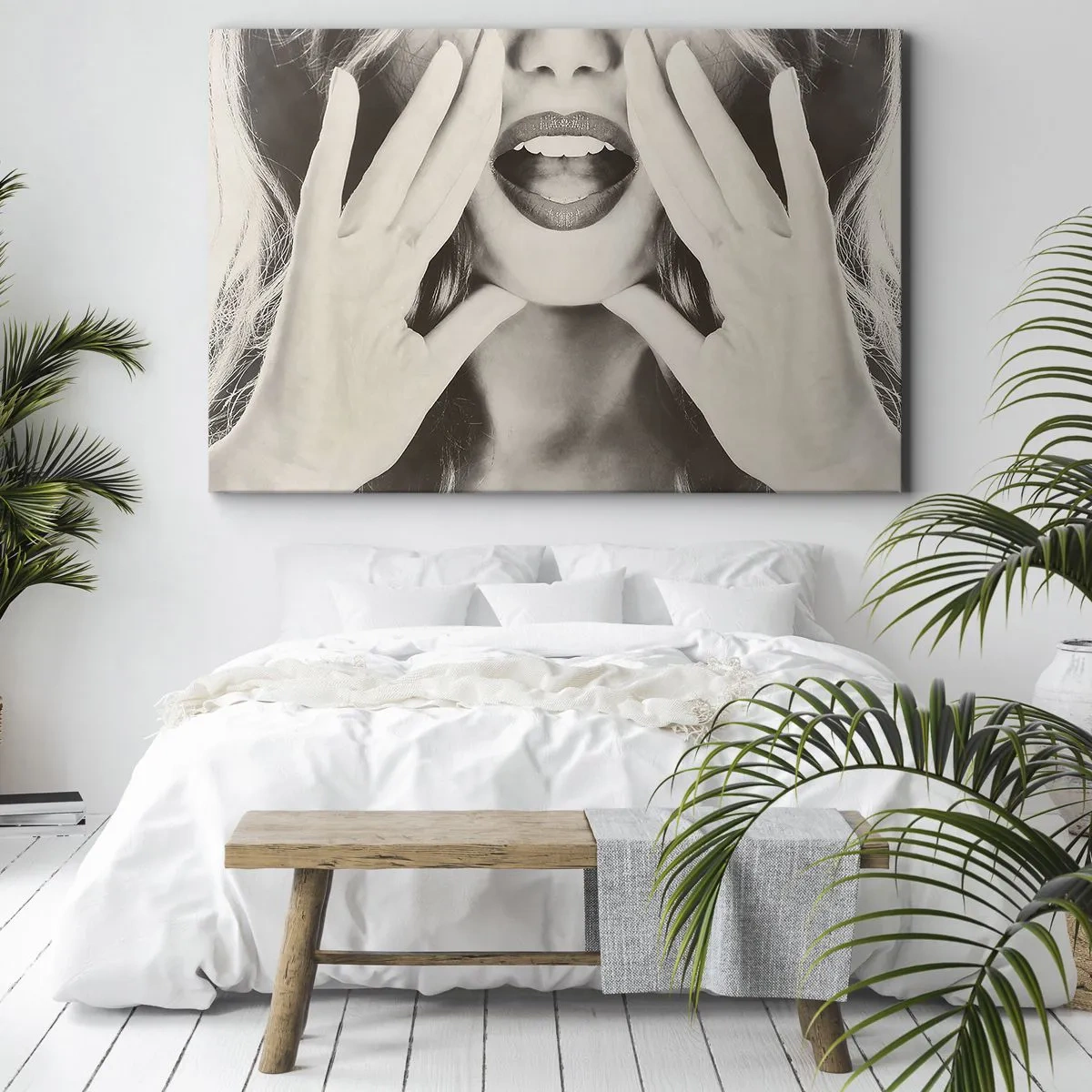 Impression sur toile - Image sur toile - Portrait noir et blanc d'une femme aux lèvres et aux mains expressives - 70x50cm - J'arrive! - Décoration murale moderne pour le salon et la chambre ARTTOR