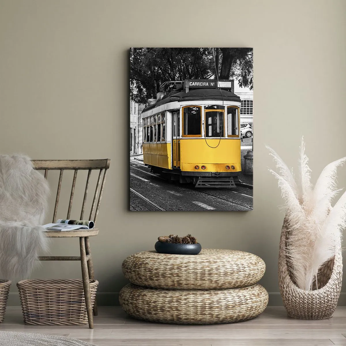 Impression sur toile - Image sur toile - Un tramway jaune sur fond de rue en noir et blanc - 80x120cm - Et du fado en arrière-plan - Décoration murale moderne pour le salon et la chambre ARTTOR