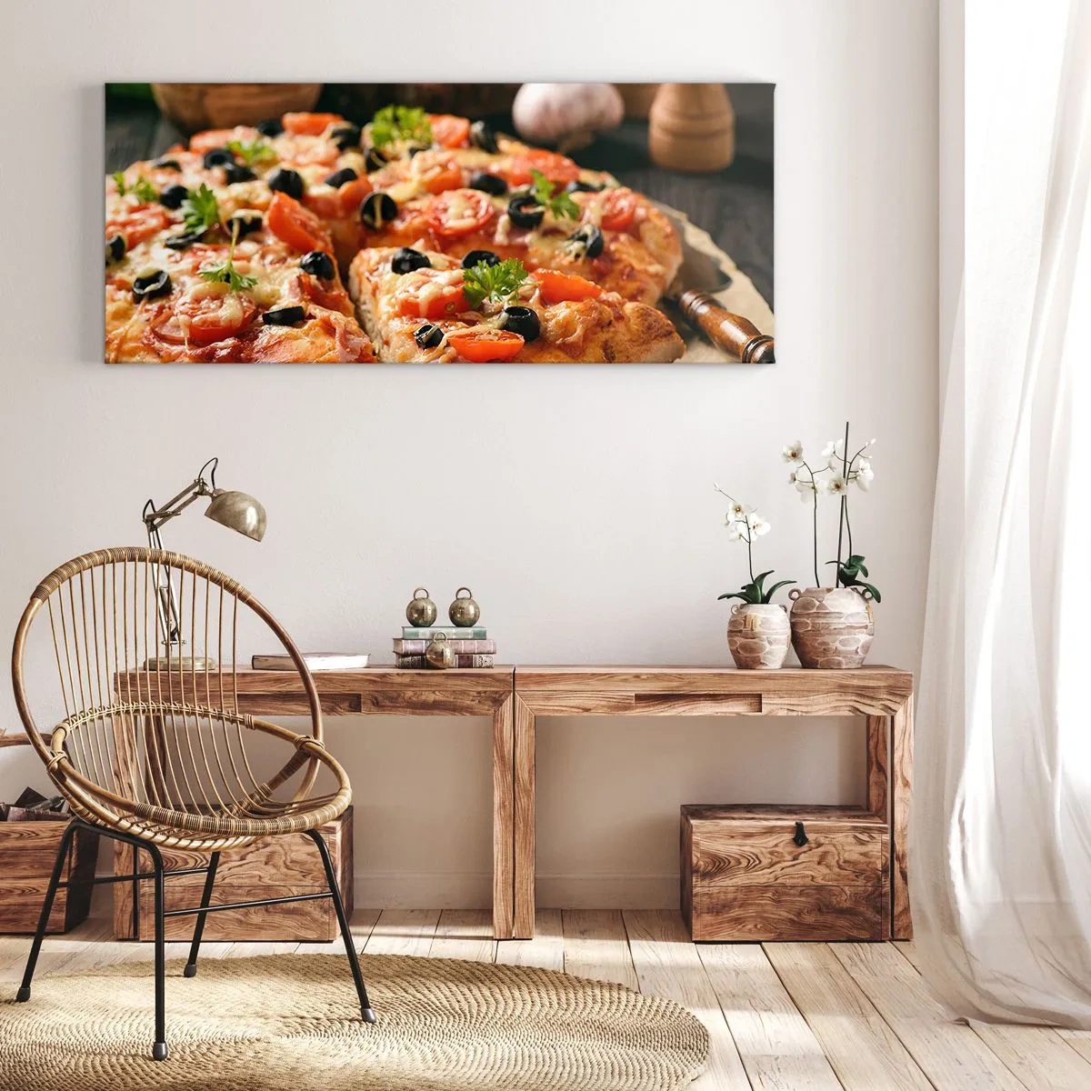 Impression sur toile - Image sur toile - Pizza aux tomates, olives et herbes fraîches sur la table - 160x50cm - Tu t'en es encore tiré - Décoration murale moderne pour le salon et la chambre ARTTOR