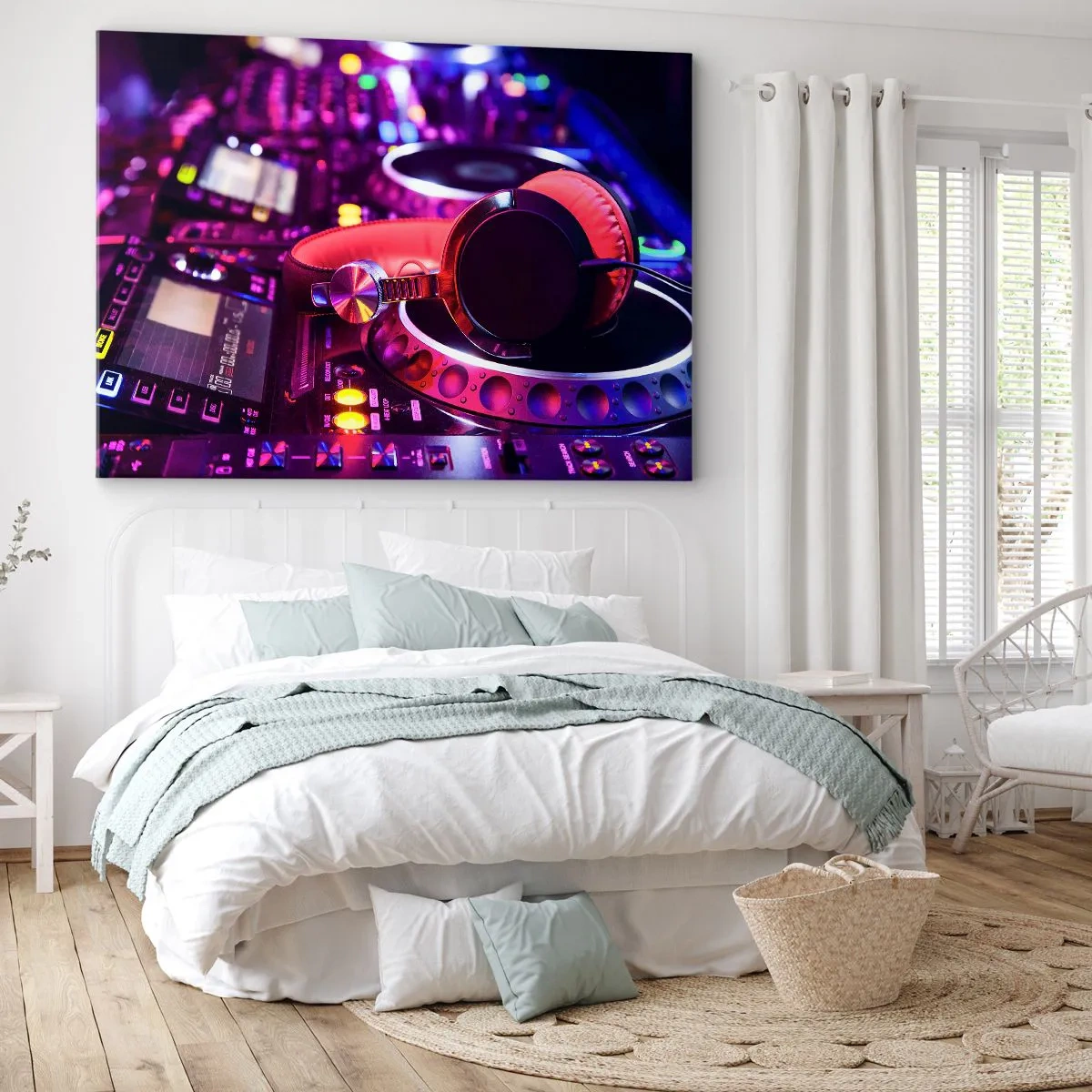 Impression sur toile - Image sur toile - Casque DJ sur une console avec éclairage néon - 100x70cm - Avant que le plaisir ne commence - Décoration murale moderne pour le salon et la chambre ARTTOR