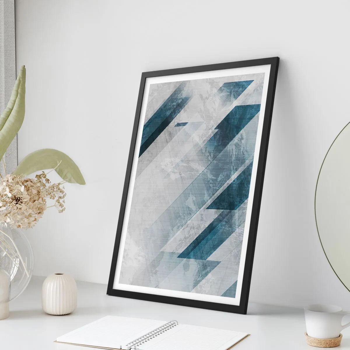 Affiche dans un cadre noir - Poster - Géométrie dans les tons de bleu et de gris - 50x70cm - Composition spatiale - mouvement gris - Décoration murale moderne pour le salon et la chambre ARTTOR