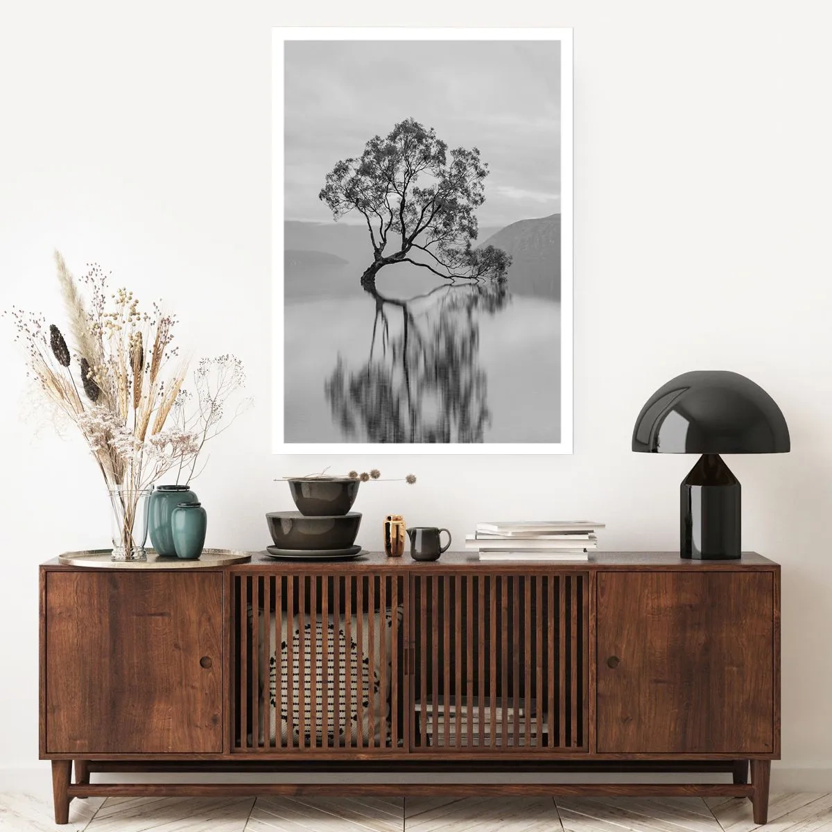Affiche - Poster - Un arbre solitaire se reflète dans l'eau calme - 50x70cm - Un tel pays existe - Décoration murale moderne pour le salon et la chambre ARTTOR