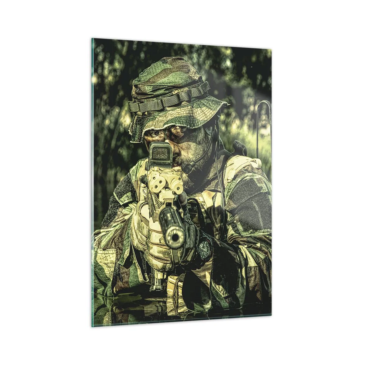 Impression sur verre - Image sur verre - Un soldat en tenue de camouflage complète vise à travers une visière dans un environnement aquatique. - 50x70cm - Le meilleur des meilleurs - Décoration murale moderne pour le salon et la chambre ARTTOR