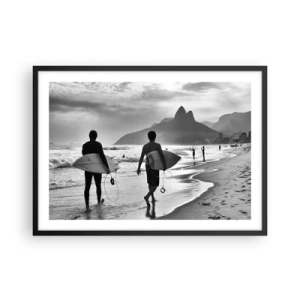 Affiche dans un cadre noir - Poster - Deux surfeurs marchant sur la plage avec leurs planches en noir et blanc. - 70x50cm - Samba sur une vague - Décoration murale moderne pour le salon et la chambre ARTTOR