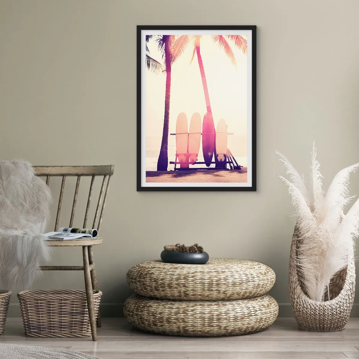 Affiche dans un cadre noir - Poster - Planches de surf alignées sous les palmiers sur la plage - 50x70cm - Ca va être une journée magnifique - Décoration murale moderne pour le salon et la chambre ARTTOR