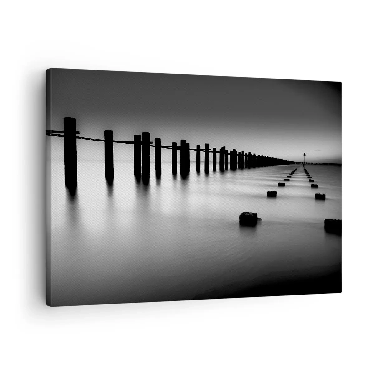 Impression sur toile - Image sur toile - Poteaux en bois et blocs de béton immergés dans l'eau dans des tons noirs et blancs - 70x50cm - Distance grise dans le brouillard - Décoration murale moderne pour le salon et la chambre ARTTOR