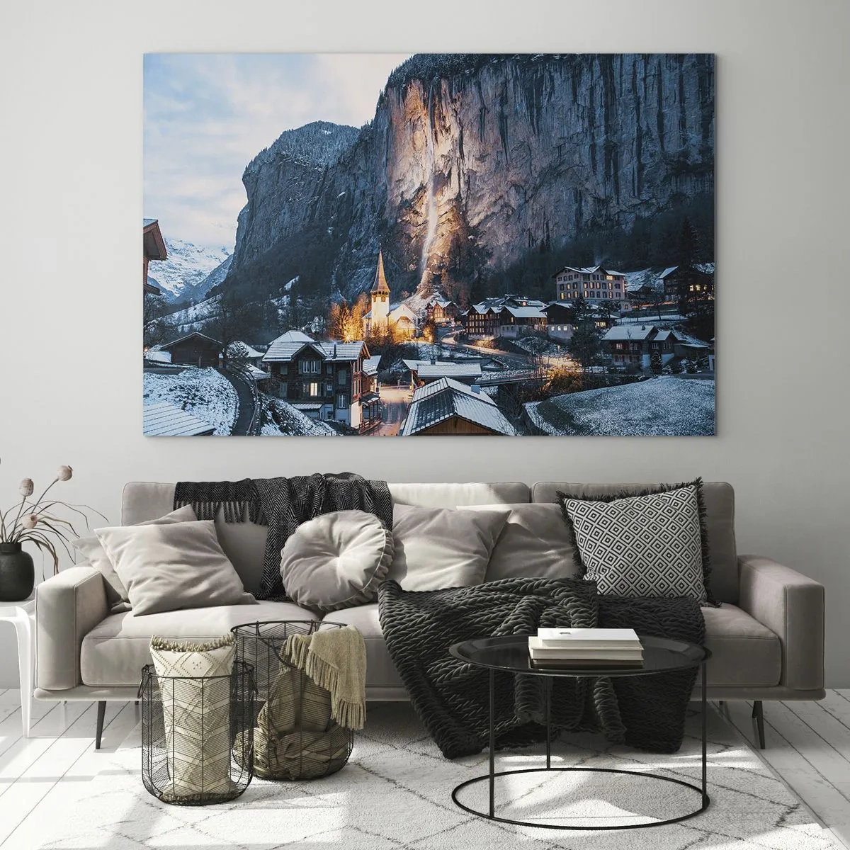 Impression sur verre - Image sur verre - Un village d'hiver au pied d'une paroi rocheuse illuminée - 70x50cm - Esprit brillant de l'hiver - Décoration murale moderne pour le salon et la chambre ARTTOR