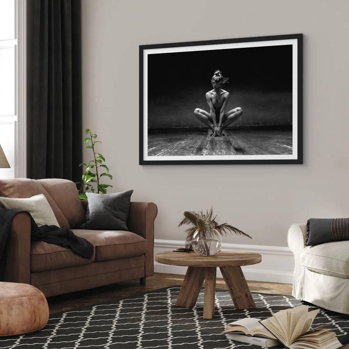 Affiche dans un cadre noir - Poster - Portrait en noir et blanc d'une danseuse en pleine concentration. - 70x50cm - Concentration de l'énergie de la danse - Décoration murale moderne pour le salon et la chambre ARTTOR