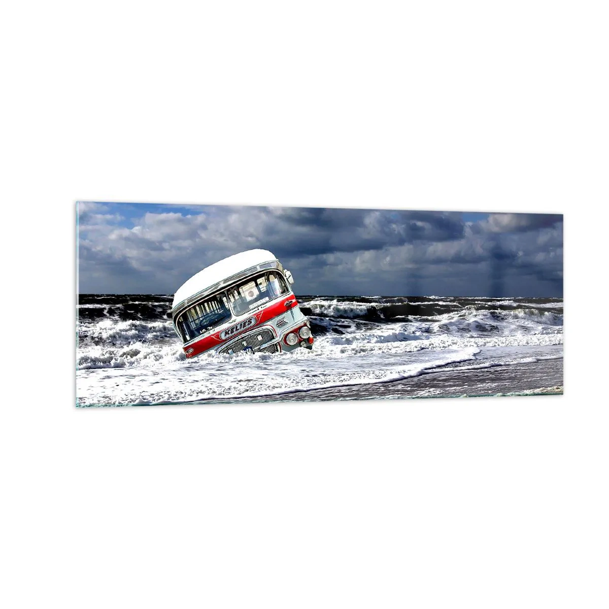Impression sur verre - Image sur verre - Un bus coulé sur la plage au milieu des vagues et d'une mer agitée - 140x50cm - Et qu'est-ce qui vous étonne ? - Décoration murale moderne pour le salon et la chambre ARTTOR