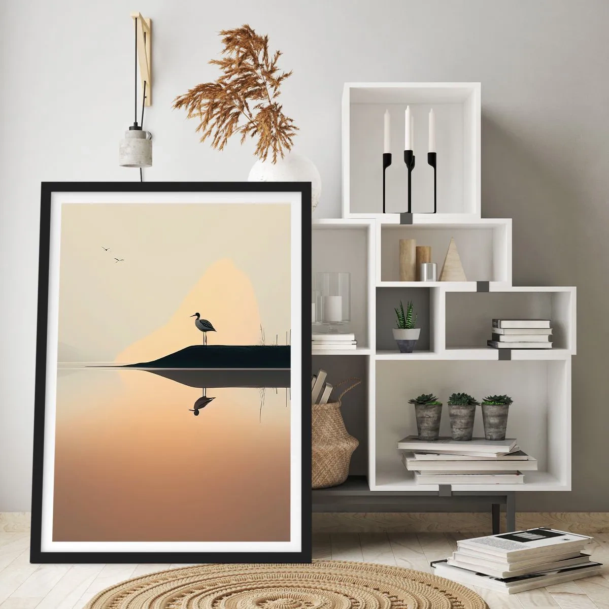 Affiche dans un cadre noir - Poster - Une cigogne debout sur la rive d'un lac avec son reflet dans l'eau - 50x70cm - Le seigneur du lac - Décoration murale moderne pour le salon et la chambre ARTTOR