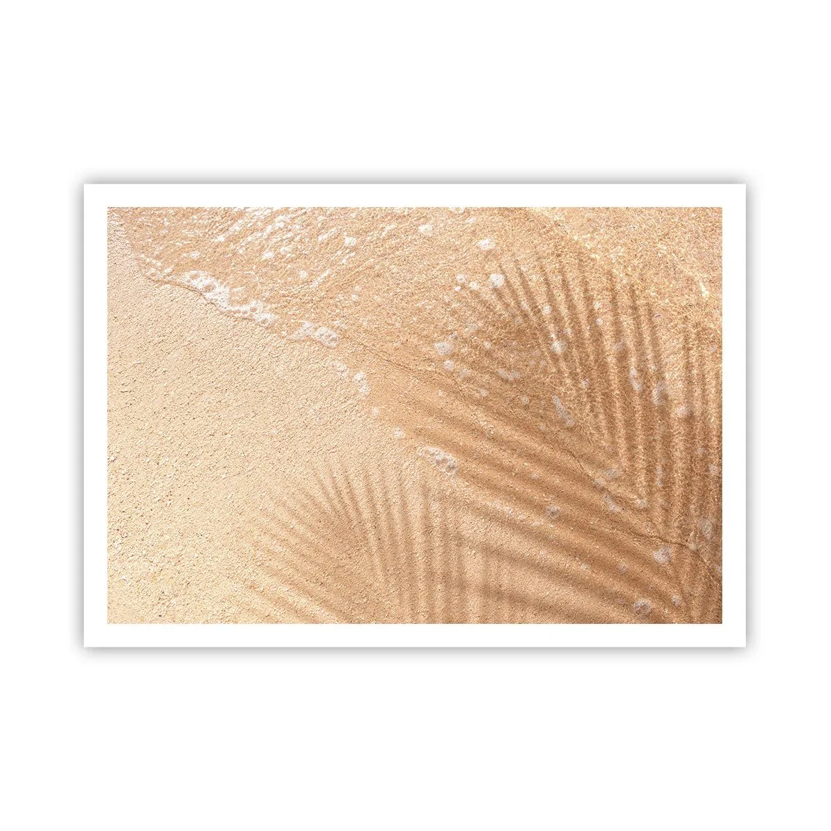 Affiche - Poster - L'ombre d'un palmier sur le sable avec un délicat motif de vagues - 100x70cm - Ombre d'un été chaud - Décoration murale moderne pour le salon et la chambre ARTTOR