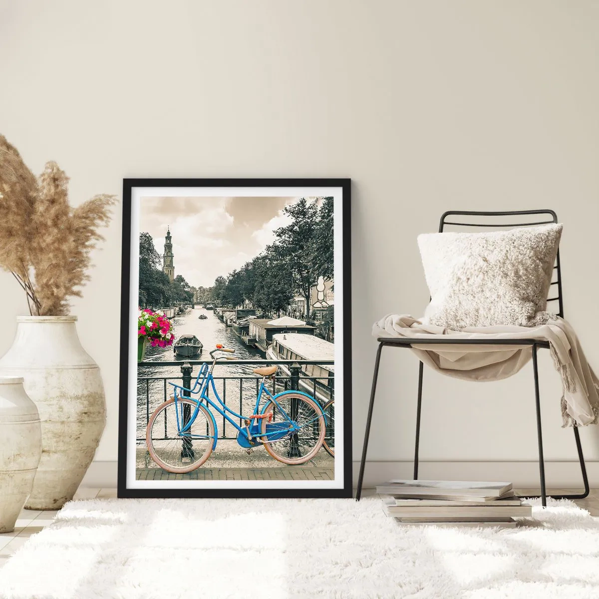 Affiche dans un cadre noir - Poster - Un vélo bleu sur fond de canal à Amsterdam - 50x70cm - Couleurs de rue d'Amsterdam - Décoration murale moderne pour le salon et la chambre ARTTOR