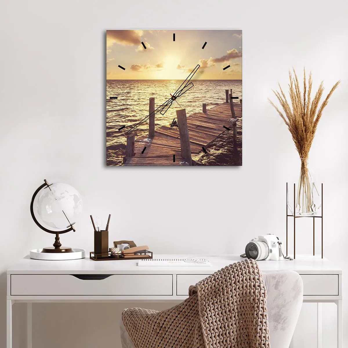 Horloge murale - Pendule murale - Une jetée en bois menant vers le coucher du soleil - 30x30cm - La terre d'or de la douceur - Décoration murale moderne pour le salon et la chambre ARTTOR