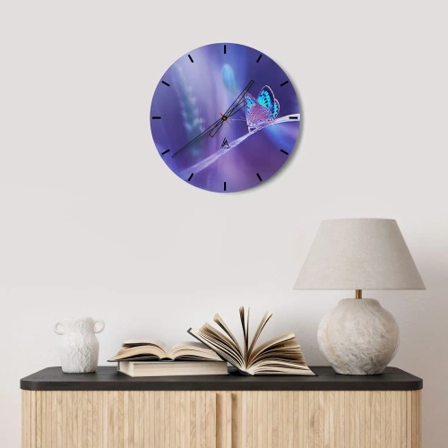 Horloge murale - Pendule murale - Un papillon sur un fond de nuances délicates de violet et de bleu - 30x30cm - Un joyau de la nature - Décoration murale moderne pour le salon, la cuisine et la chambre ARTTOR