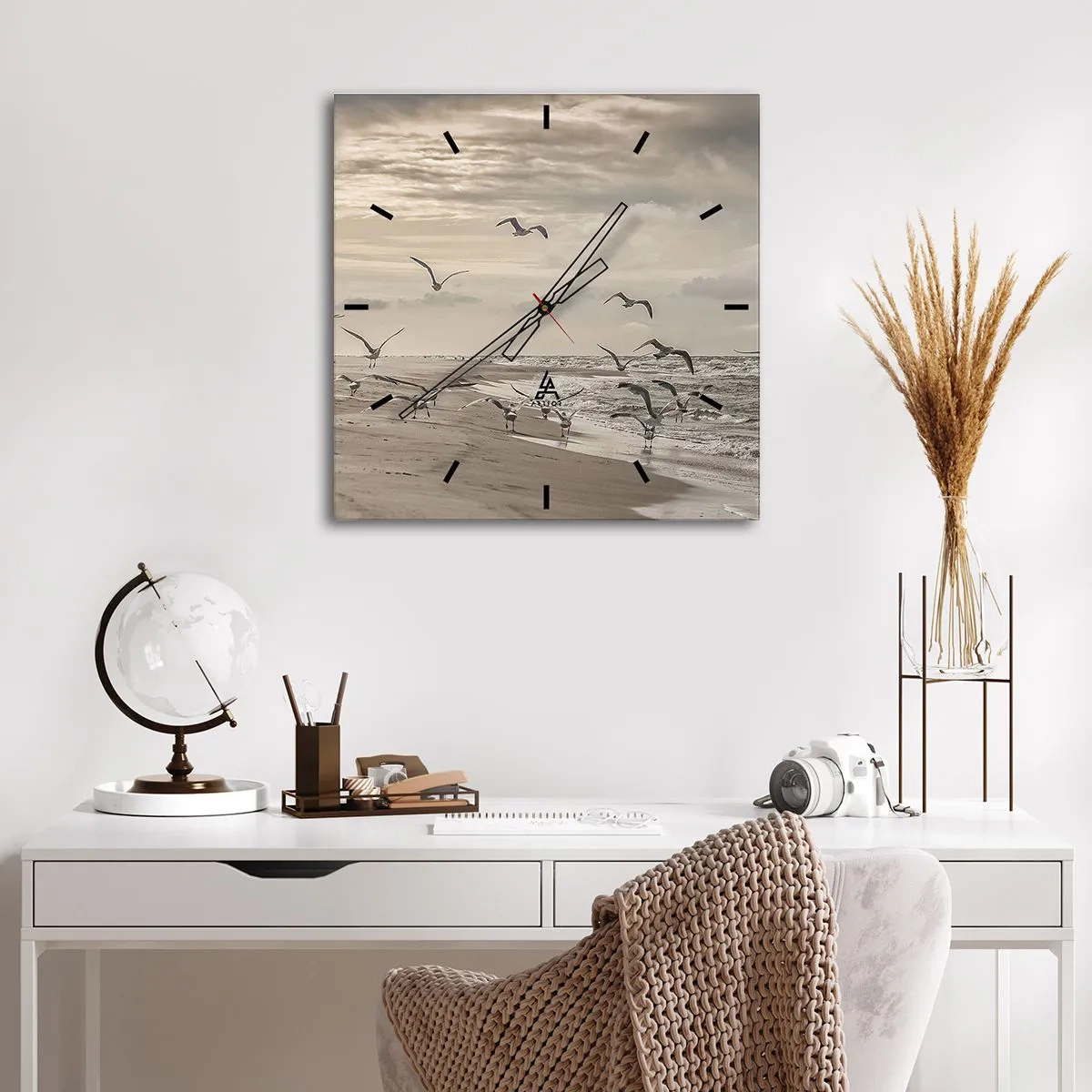 Horloge murale - Pendule murale - Une mouette en vol au-dessus d'un paysage balnéaire - 30x30cm - Le bruit de la mer, le chant des oiseaux - Décoration murale moderne pour le salon et la chambre ARTTOR