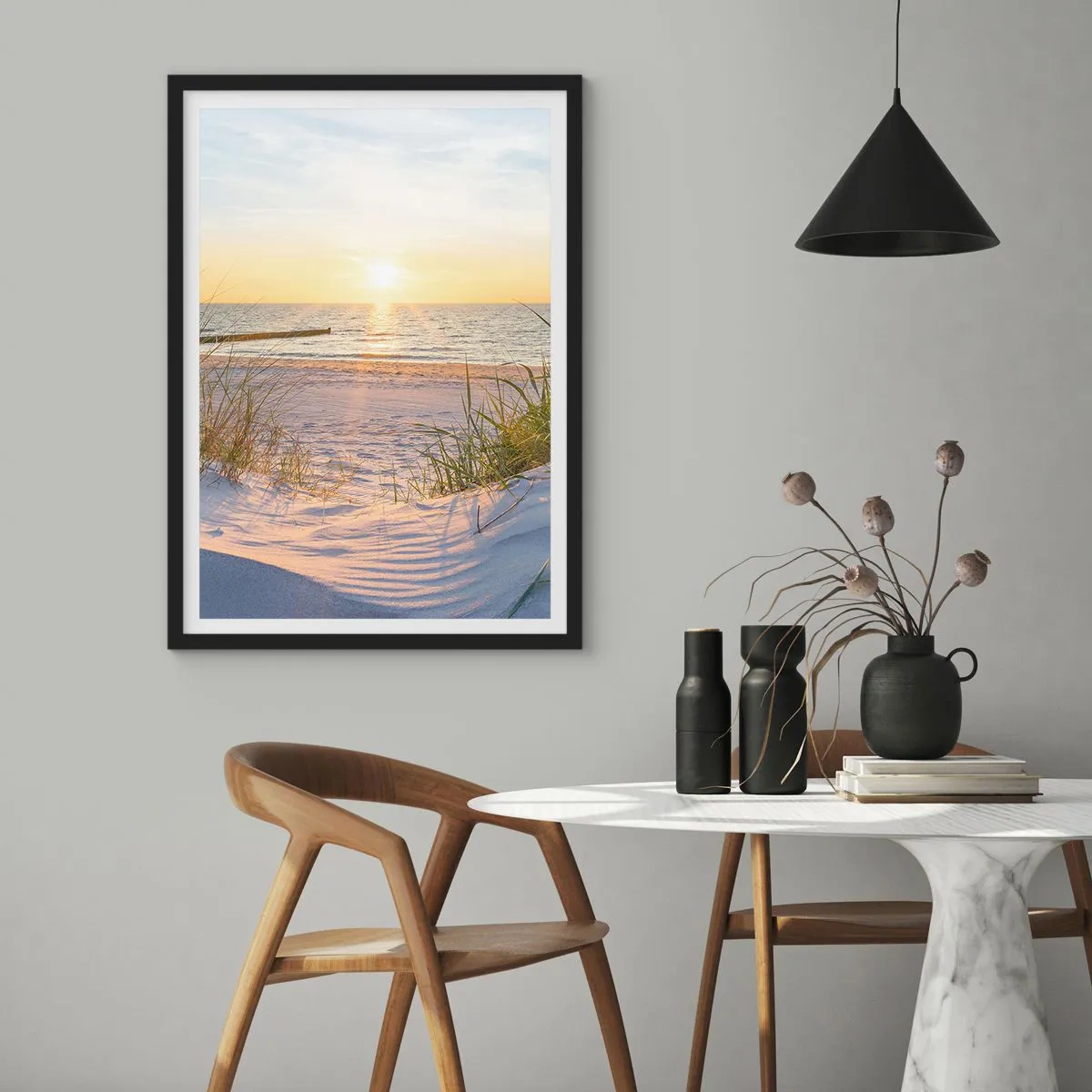 Affiche dans un cadre noir - Poster - Le bruit de la mer, le chant des oiseaux, une plage sauvage parmi les herbes… - 70x100 cm