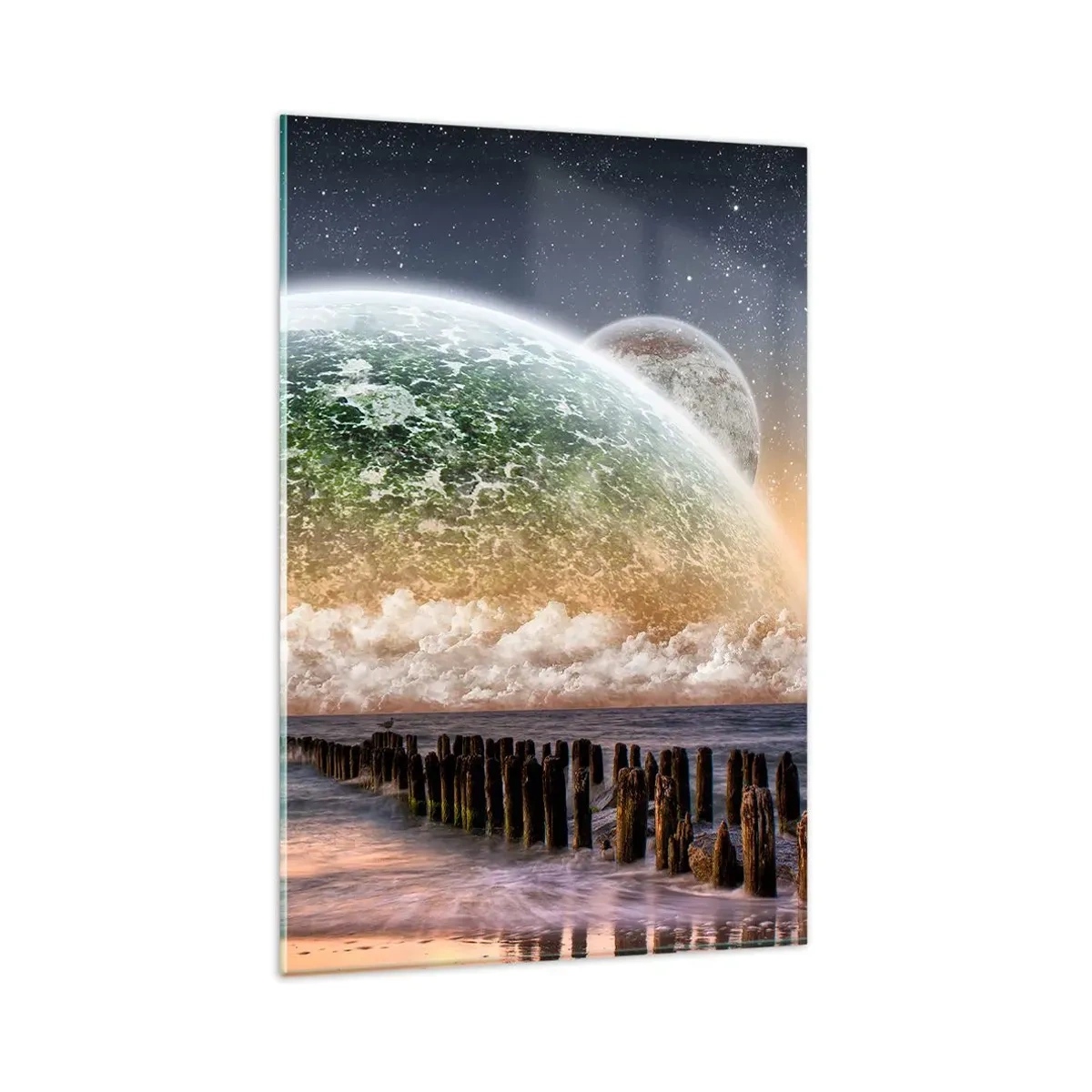 Impression sur verre - Image sur verre - Un paysage fantastique avec une grande planète au-dessus de la mer et une jetée en bois. - 80x120cm - Et le monde est sorti de l'eau - Décoration murale moderne pour le salon et la chambre ARTTOR