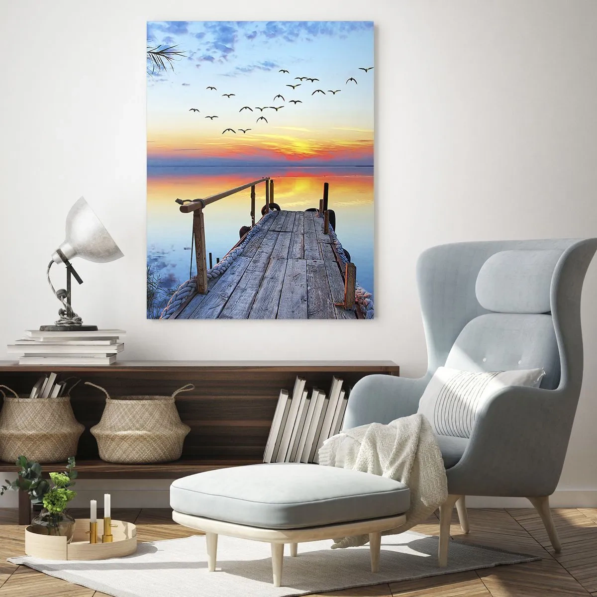 Impression sur verre - Image sur verre - Une jetée en bois au-dessus d'un lac au coucher du soleil avec une volée d'oiseaux volant au-dessus - 50x70cm - Il est temps de rentrer... - Décoration murale moderne pour le salon et la chambre ARTTOR