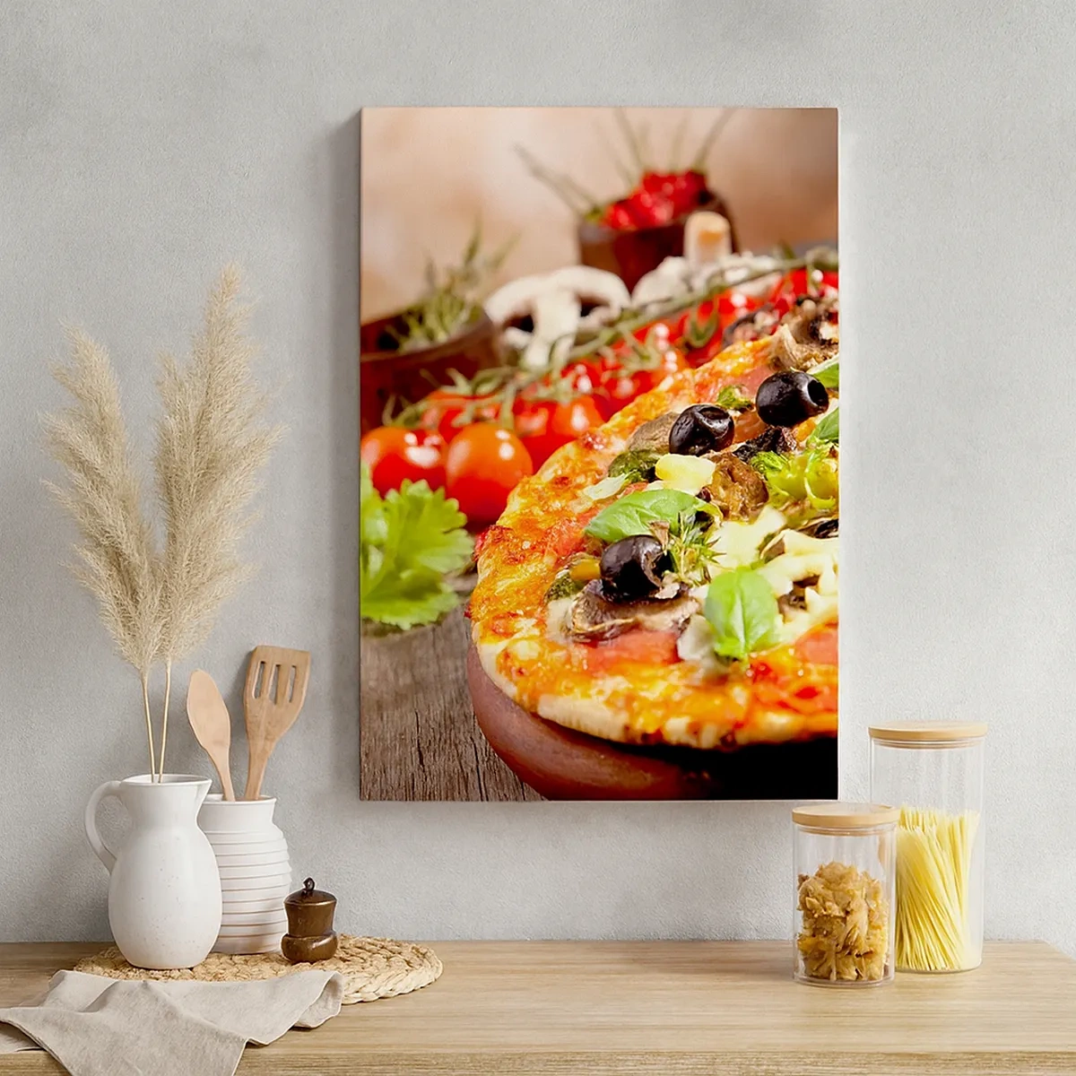 Impression sur toile - Image sur toile - Pizza aux olives, basilic et ingrédients frais sur fond de bois - 50x70cm - Des ingrédients telluriques - Décoration murale moderne pour le salon et la chambre ARTTOR