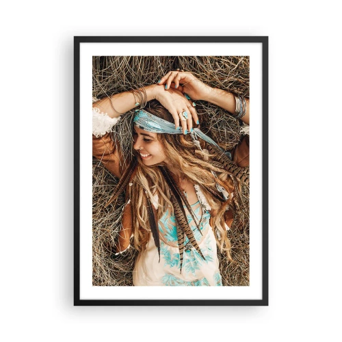 Affiche dans un cadre noir - Poster - Une femme de style bohème avec des dreadlocks et des ornements sur un fond d'herbe sèche. - 50x70cm - En route vers les années d'amour - Décoration murale moderne pour le salon et la chambre ARTTOR