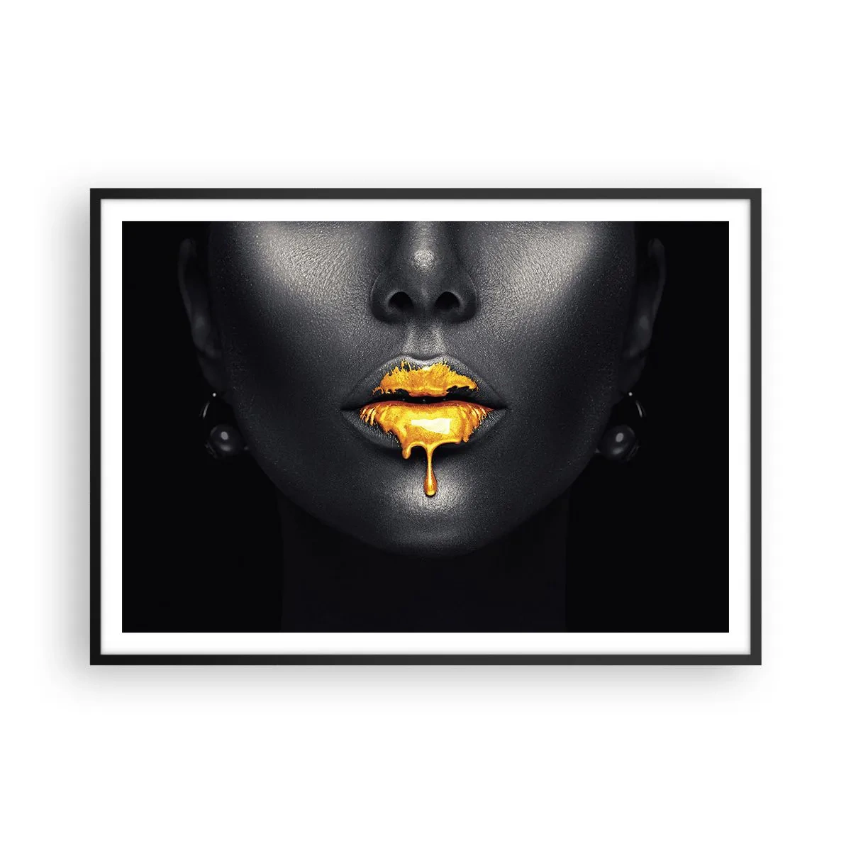 Affiche dans un cadre noir - Poster - Portrait noir et or d'une femme avec une goutte d'or sur les lèvres - 100x70cm - Bouche d'or - Décoration murale moderne pour le salon et la chambre ARTTOR