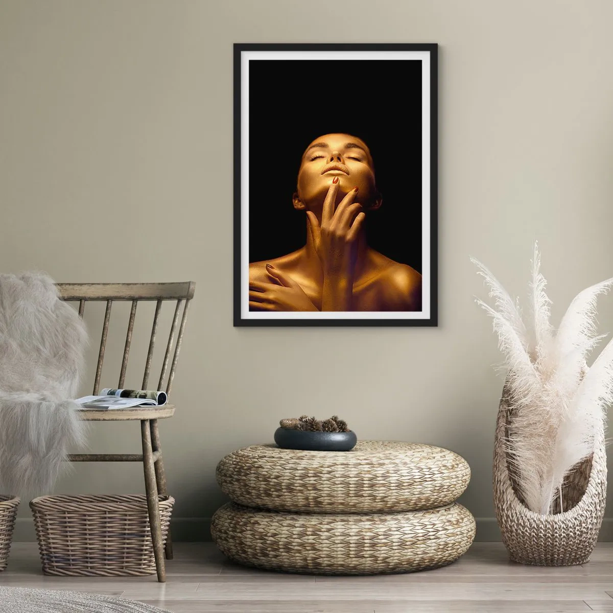 Affiche dans un cadre noir - Poster - Une figure dorée sur fond noir dans une pose élégante - 50x70cm - Comme de la soie dorée - Décoration murale moderne pour le salon et la chambre ARTTOR