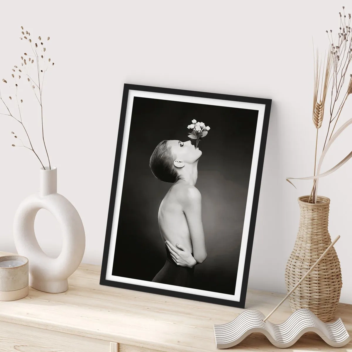 Affiche dans un cadre noir - Poster - Portrait noir et blanc d'une femme avec des fleurs - 50x70cm - Elégance excentrique - Décoration murale moderne pour le salon et la chambre ARTTOR
