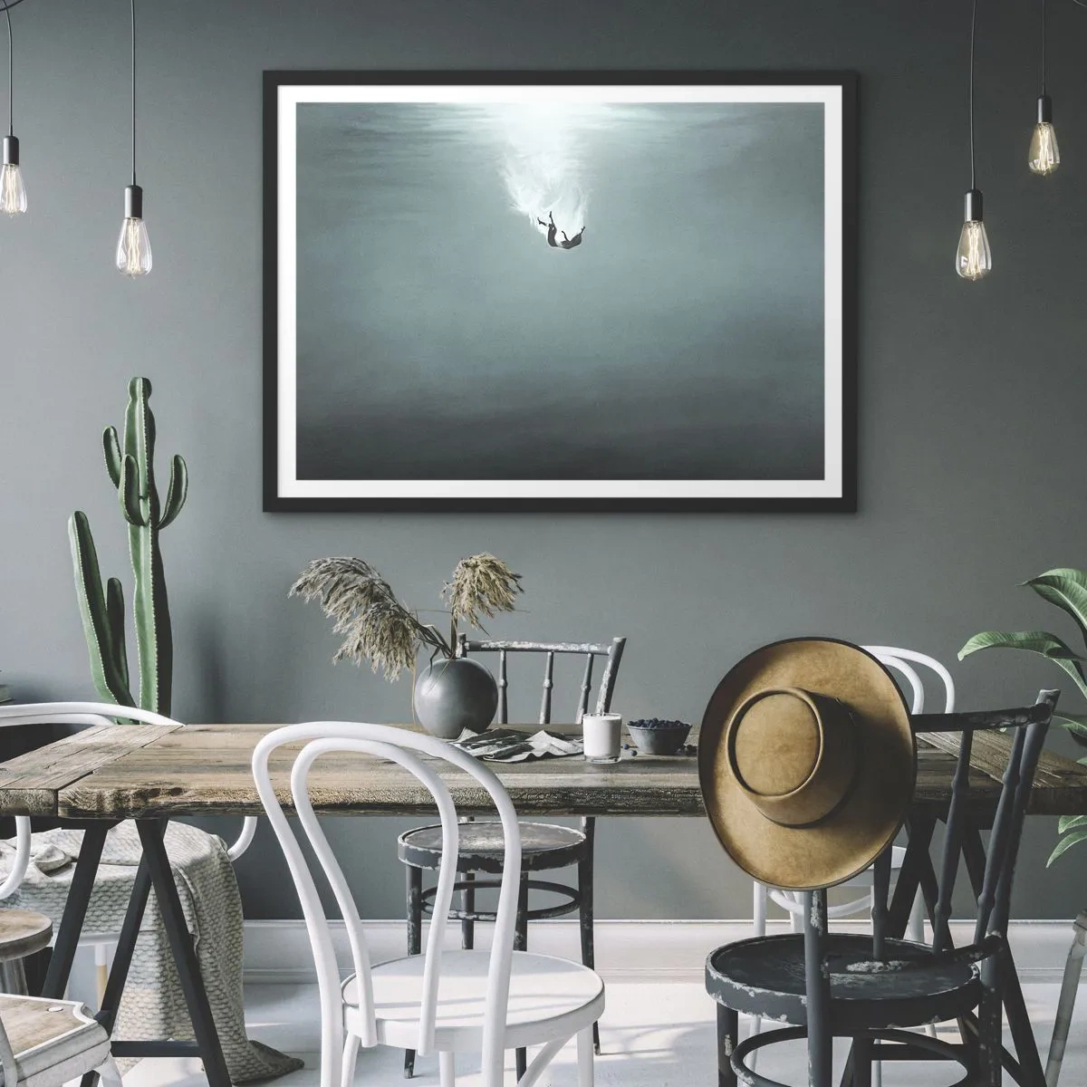 Affiche dans un cadre noir - Poster - Une silhouette immergée dans une eau turquoise profonde - 70x50cm - Dans les bras de l'océan - Décoration murale moderne pour le salon et la chambre ARTTOR