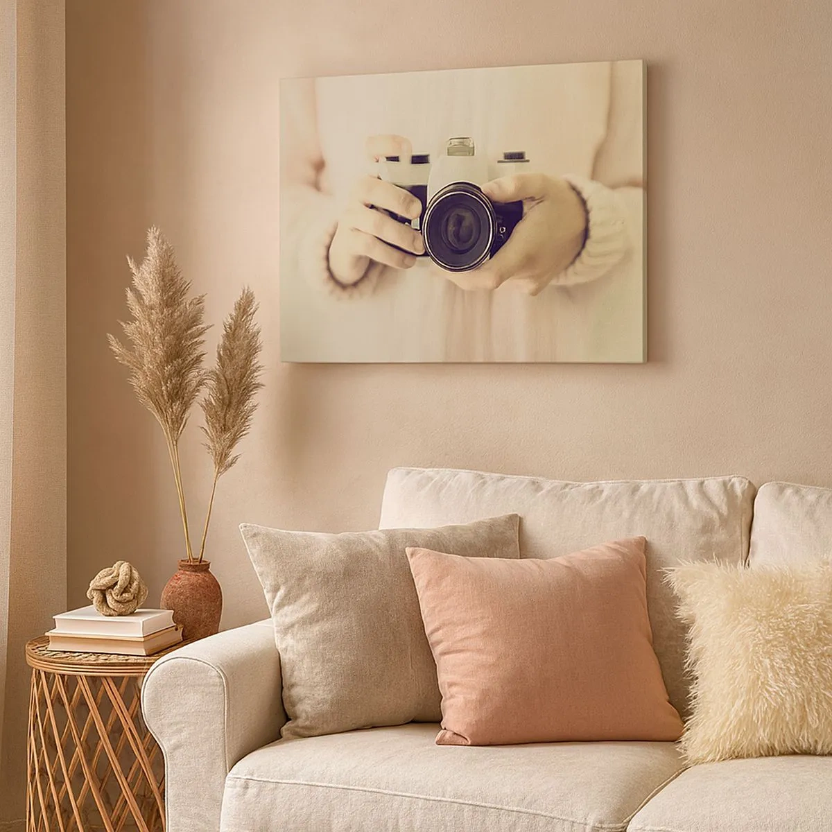 Impression sur toile - Image sur toile - Appareil photo rétro tenu en main sur un fond clair - 70x50cm - Pour voir plus ... - Décoration murale moderne pour le salon et la chambre ARTTOR