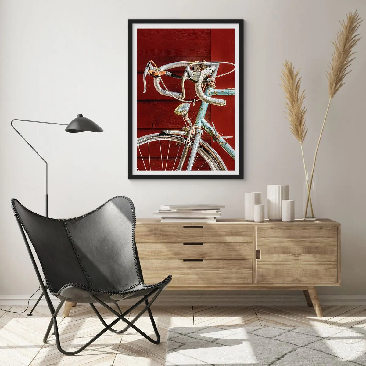 Affiche dans un cadre noir - Poster - Un vieux vélo rouillé contre un mur en bois rouge - 50x70cm - Construit pour la victoire - Décoration murale moderne pour le salon et la chambre ARTTOR