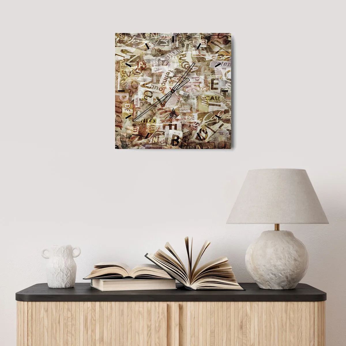 Horloge murale - Pendule murale - Composition abstraite avec lettres et fragments de texte - 30x30cm - J'unifie le bavardage - Décoration murale moderne pour le salon et la chambre ARTTOR