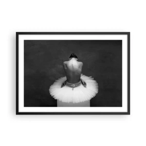 Affiche dans un cadre noir - Poster - Une danseuse de ballet dans une pose classique sur un fond sombre. - 70x50cm - C'est justement en train de fleurir - Décoration murale moderne pour le salon et la chambre ARTTOR