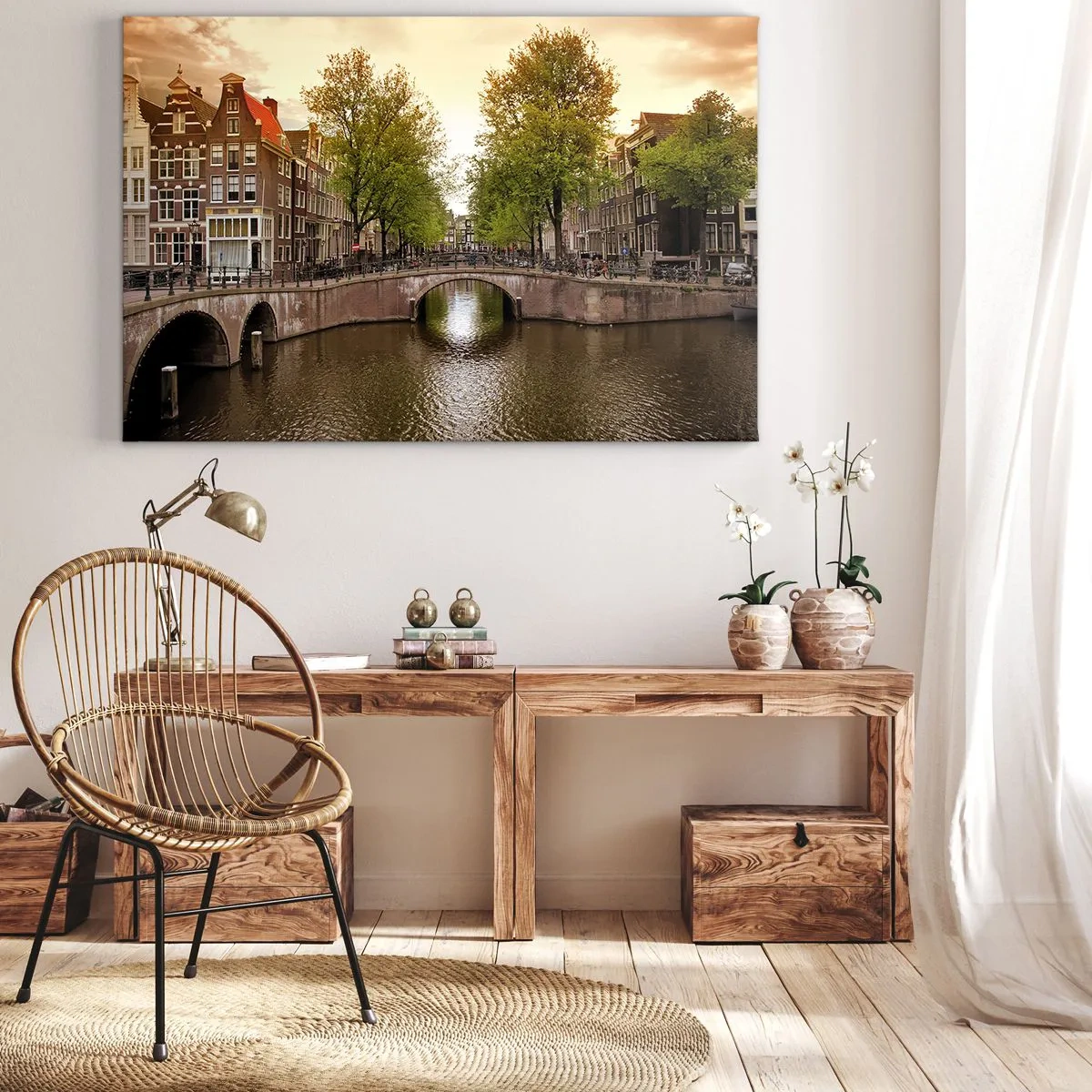 Impression sur toile - Image sur toile - Un canal à Amsterdam entouré d'immeubles historiques - 70x50cm - En bateau ou à vélo ? - Décoration murale moderne pour le salon et la chambre ARTTOR