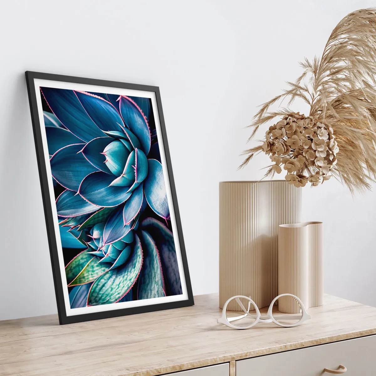 Affiche dans un cadre noir - Poster - Agave dans les tons de bleu et de vert - 50x70cm - Force vital - Décoration murale moderne pour le salon et la chambre ARTTOR