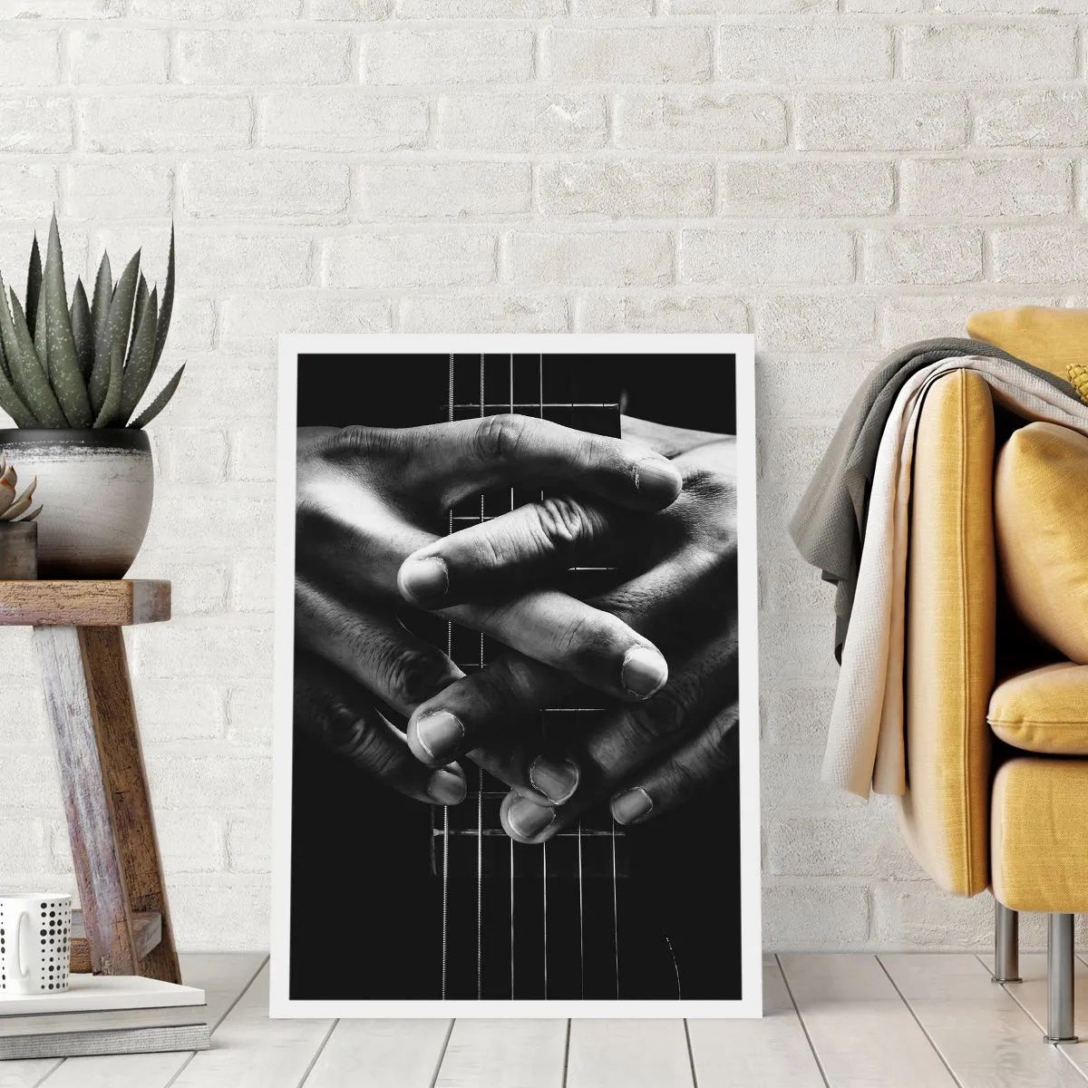 Affiche - Poster - Mains jointes sur les cordes d'une guitare en noir et blanc - 50x70cm - Prière d'artiste - Décoration murale moderne pour le salon et la chambre ARTTOR