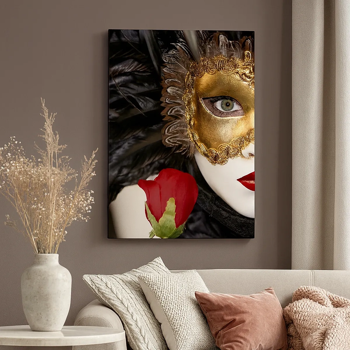 Impression sur toile - Image sur toile - Masque vénitien doré avec plumes et rose rouge, motif mystérieux. - 50x70cm - Parce que la vie est un grand bal - Décoration murale moderne pour le salon et la chambre ARTTOR