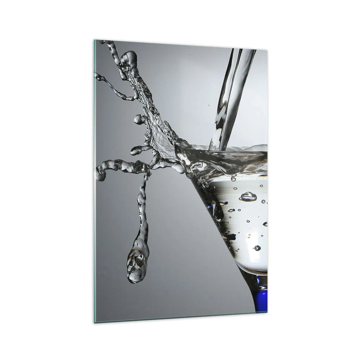 Impression sur verre - Image sur verre - Verre à Martini avec éclaboussures d'eau dynamiques sur fond clair. - 70x100cm - Sur le bord de la coupe - Décoration murale moderne pour le salon et la chambre ARTTOR