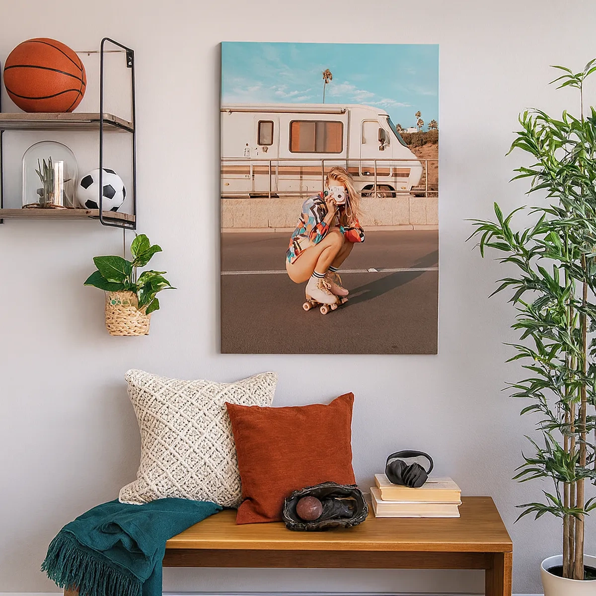 Impression sur toile - Image sur toile - Une fille sur des patins à roulettes prenant une photo par une journée ensoleillée. - 50x70cm - Souriez s'il-vous-plait! - Décoration murale moderne pour le salon et la chambre ARTTOR