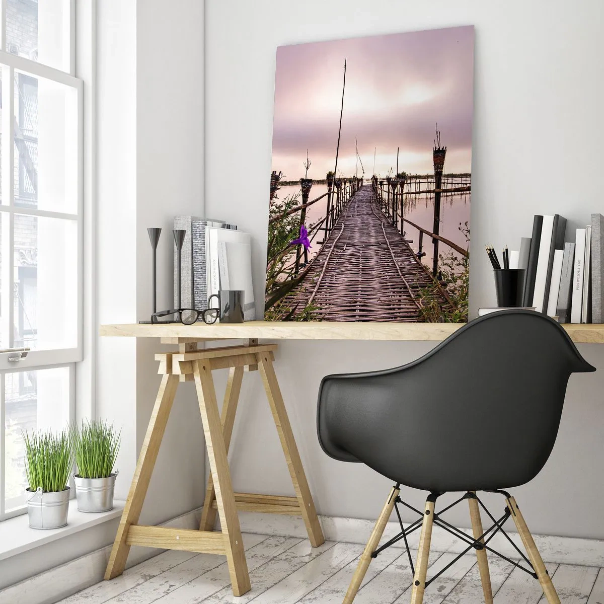 Impression sur verre - Image sur verre - Un pont en bambou traversant le lac, entouré de plantes et de fleurs - 50x70cm - Le silence et le calme d'Asie - Décoration murale moderne pour le salon et la chambre ARTTOR