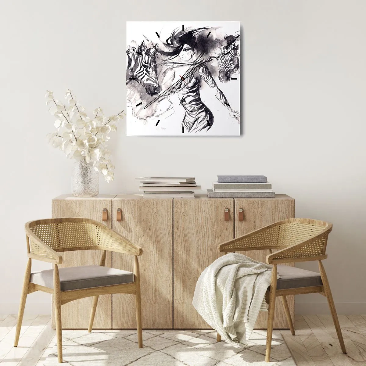 Horloge murale - Pendule murale - Une femme dans une danse dynamique avec des zèbres dans une esthétique noir et blanc - 30x30cm - Danse avec les zèbres - Décoration murale moderne pour le salon et la chambre ARTTOR
