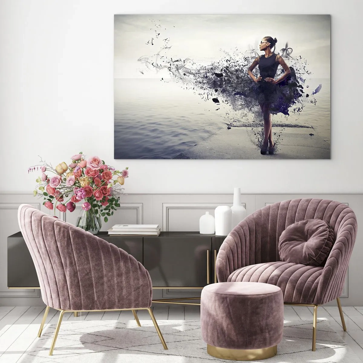 Impression sur verre - Image sur verre - Une femme dans une robe floue sur fond d'eau calme - 70x50cm - Vénus africaine - Décoration murale moderne pour le salon et la chambre ARTTOR