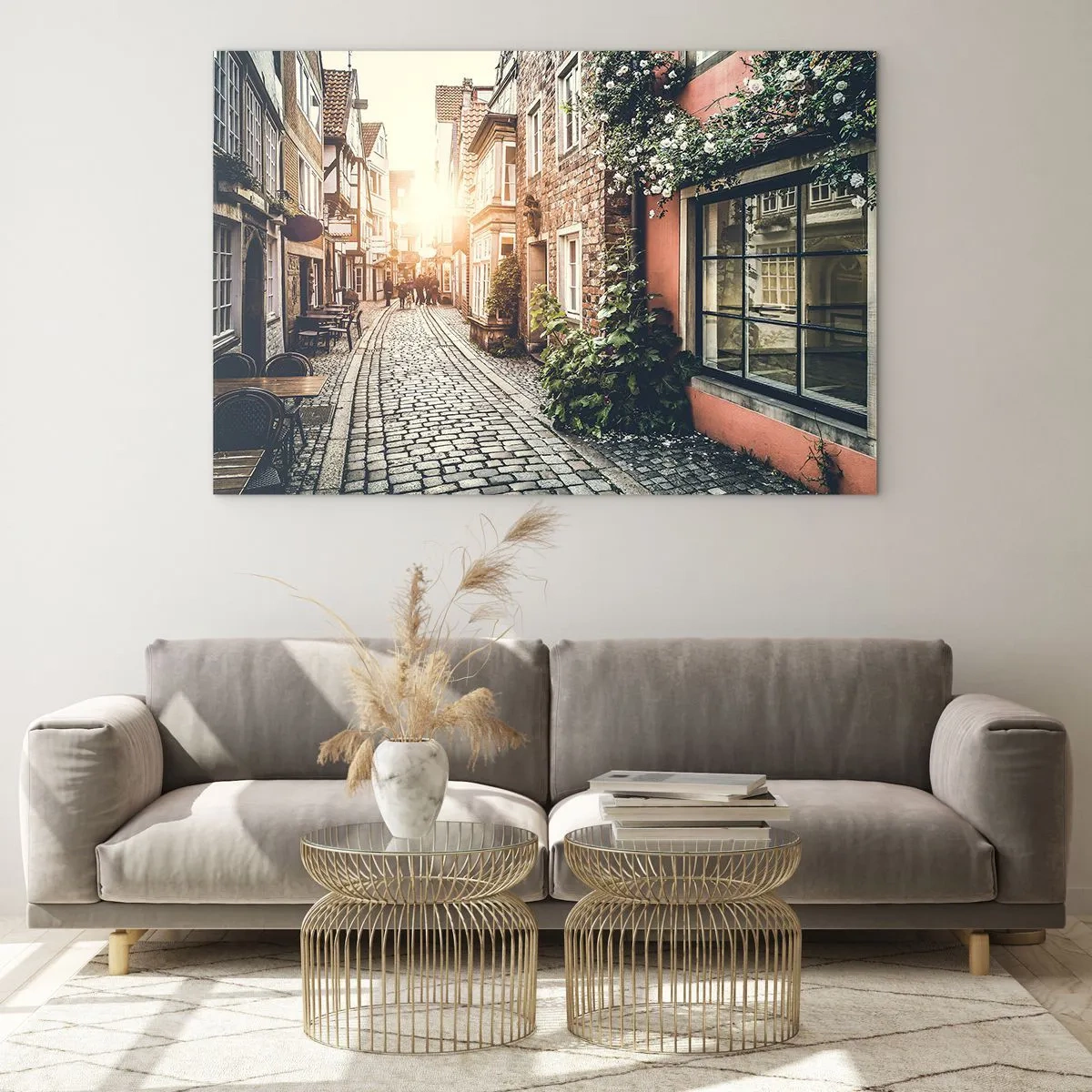 Impression sur verre - Image sur verre - Une charmante rue avec des immeubles illuminés par le coucher du soleil - 100x70cm - Allée de roses en lueur rose - Décoration murale moderne pour le salon et la chambre ARTTOR
