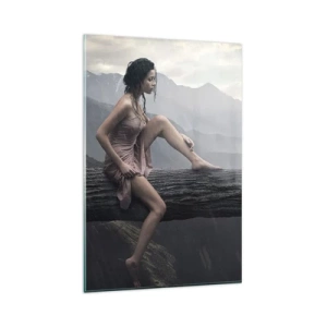 Impression sur verre - Image sur verre - Une femme et un chat sur un tronc d'arbre sous la pluie avec vue sur les montagnes. - 80x120cm - Des sommets de beauté - Décoration murale moderne pour le salon et la chambre ARTTOR